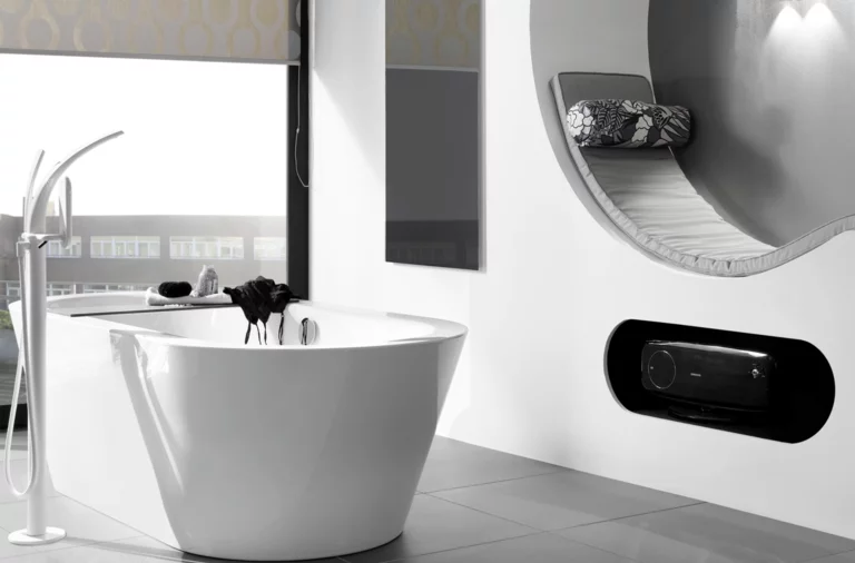 Bañera ovalada exenta de acero esmaltado en baño moderno con banco y grandes ventanas.